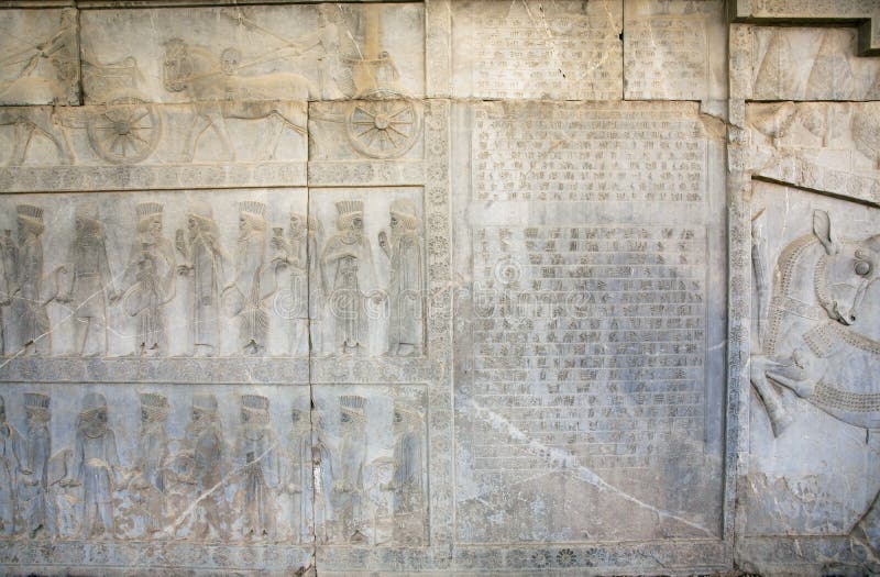 Siluette della gente storica sul bassorilievo di pietra distrutto in Persepolis fotografia stock libera da diritti Siluette della gente storica sul bassorilievo di pietra distrutto in Persepolis fotografia stock libera da diritti