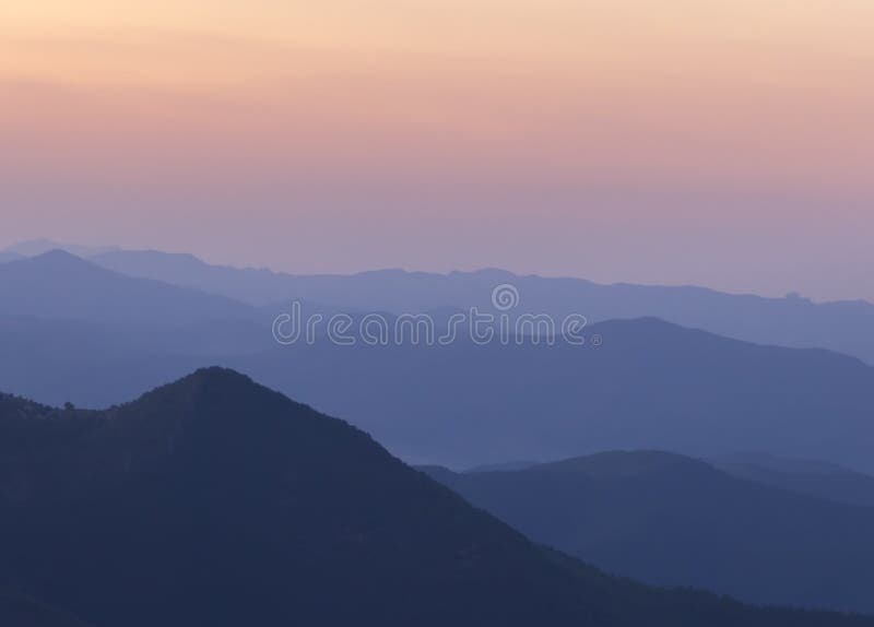 Siluette della montagna fotografia stock libera da diritti Siluette della montagna fotografia stock libera da diritti