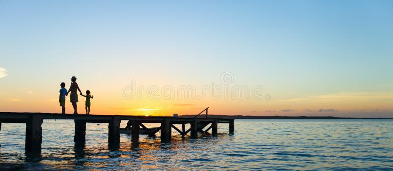 Siluette di tramonto della famiglia fotografia stock libera da diritti Siluette di tramonto della famiglia fotografia stock libera da diritti