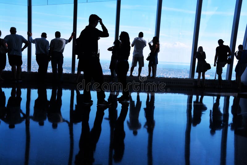 Siluette retroilluminate, la gente che esamina vista da un osservatorio del World Trade Center, Manhattan fotografia stock Siluette retroilluminate, la gente che esamina vista da un osservatorio del World Trade Center, Manhattan fotografia stock