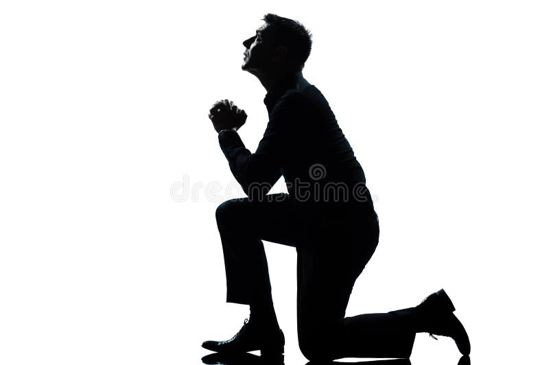 Siluetă om îngenunchează rugându-se pe lungime completă stock photography