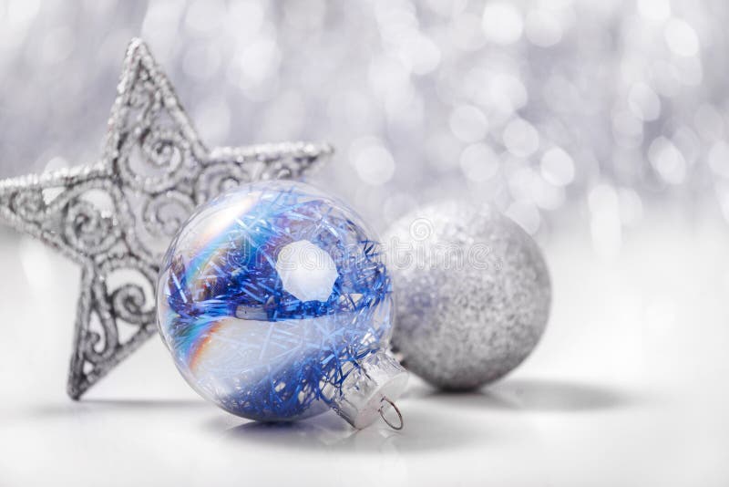 Ornamente de Crăciun argintiu și albastru pe fond strălucitor, cu spațiu pentru text. crăciun fericit și an nou fericit royalty free stock photo