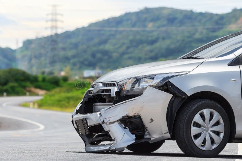 De plata auto conseguir danado de acuerdo a la caída accidente sobre el carreteras.