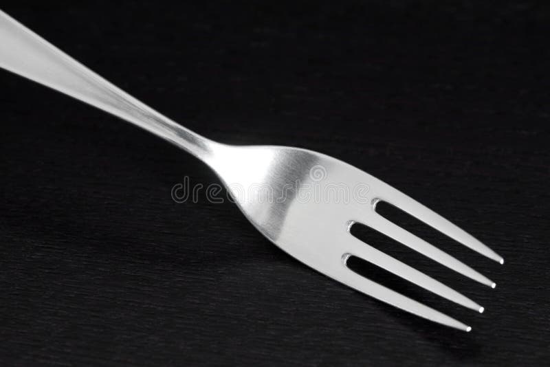 silver för mörk gaffel för bakgrund träblank arkivbild silver för mörk gaffel för bakgrund träblank arkivbild