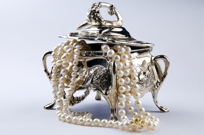 Silver jewelery box with pearls