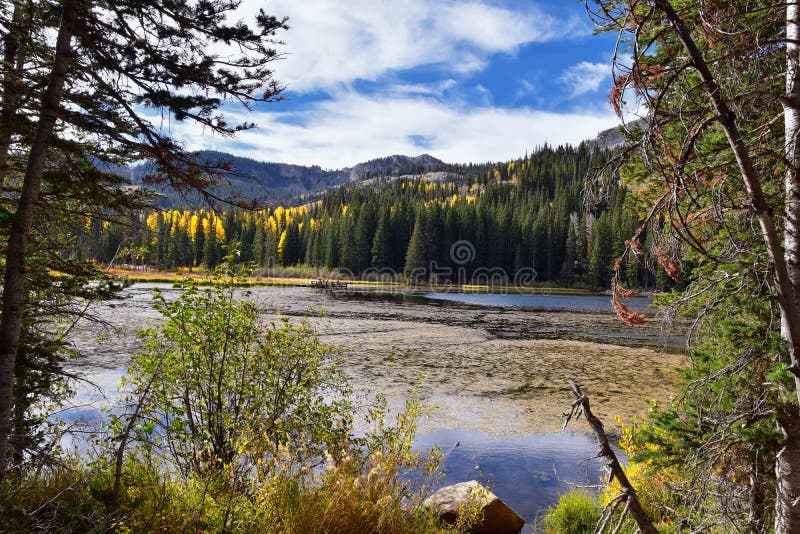 Silver Lake par la station de vacances de solitude et de Brighton Ski en grand canyon de peuplier Vues panoramiques des traînées photos libres de droits Silver Lake par la station de vacances de solitude et de Brighton Ski en grand canyon de peuplier Vues panoramiques des traînées photos libres de droits