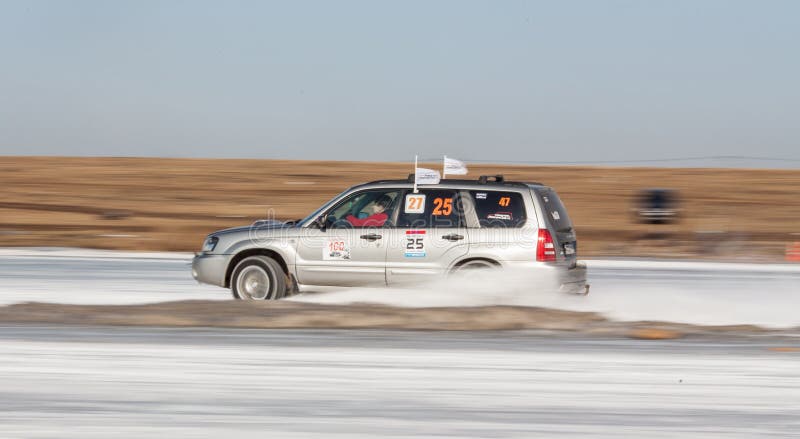 Silver subaru Forester on ice track. Moscow, Russia - March 1st, 2014: Moscow Subaru Forester club championship. This stage was located in Moscow, on the frozen royalty free stock photography Silver subaru Forester on ice track. Moscow, Russia - March 1st, 2014: Moscow Subaru Forester club championship. This stage was located in Moscow, on the frozen royalty free stock photography