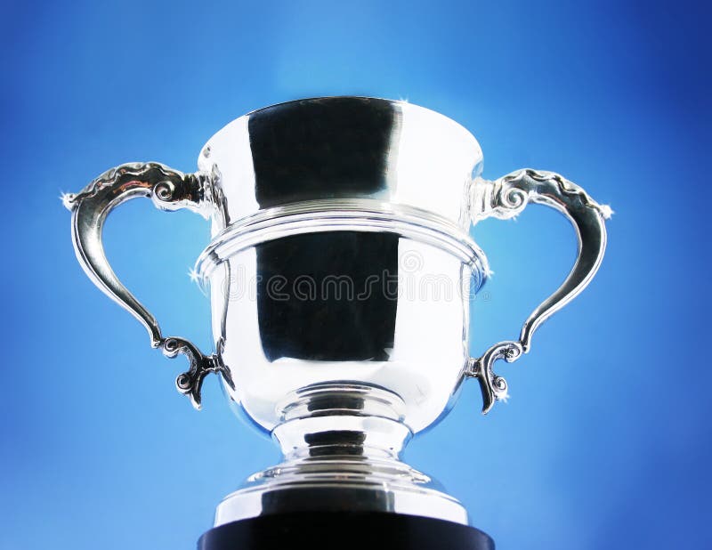 Plata trofeo  taza sobre el azul.
