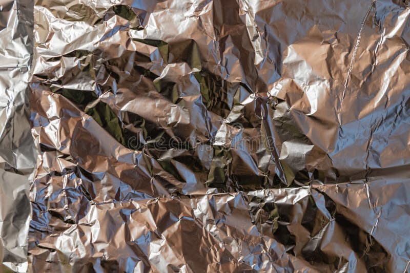 Silverbakgrund för dekorativ textur av ojämnt fördelad metallfolie. ljusglänsande naturlig textur av krumlad duk fotografering för bildbyråer