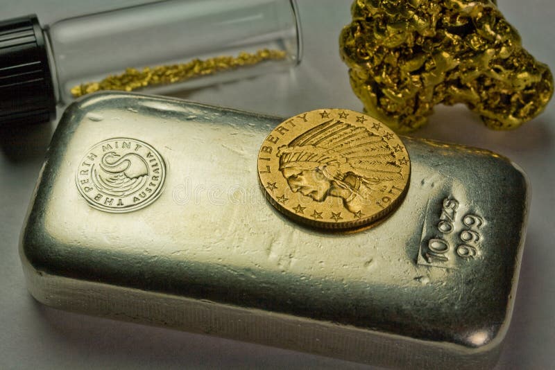 Silverguldtackastång, guld- mynt och guld- klumpar arkivbilder