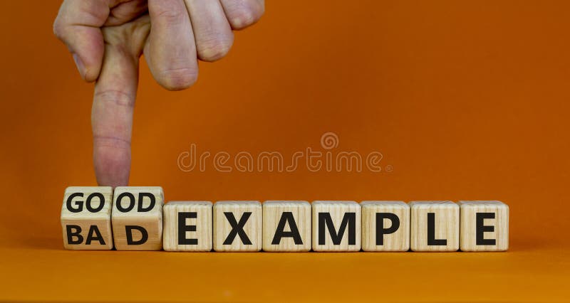 Simbol bun sau negativ. om de afaceri transformă cuburi de lemn și schimbă cuvintele ca pe un exemplu bun. portocaliu frumos royalty free stock photos