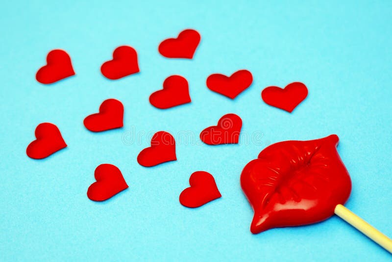 Simboli dei giorno-cuori del biglietto di S. Valentino, baci, regalo, labbra, amore Fondo pianamente in basso fotografie stock Simboli dei giorno-cuori del biglietto di S. Valentino, baci, regalo, labbra, amore Fondo pianamente in basso fotografie stock