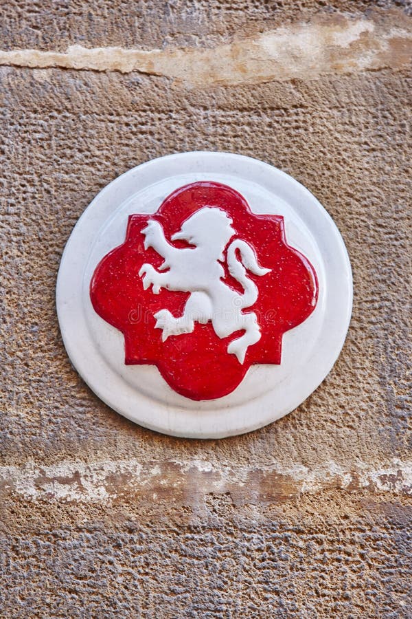 Simbolo antico della citt? di Ubeda Leone bianco e fondo rosso Jaen immagine stock Simbolo antico della citt? di Ubeda Leone bianco e fondo rosso Jaen immagine stock