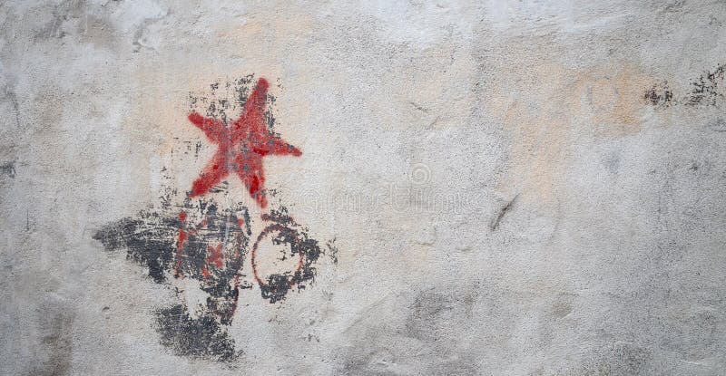 Simbolo comunista: Graffiti di stelle rosse girevoli su vecchie pareti