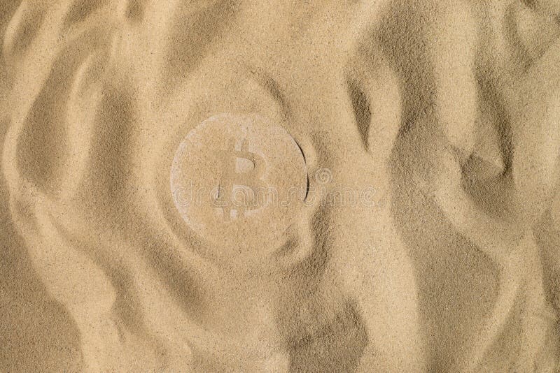 Simbolo di Bitcoin sotto la sabbia fotografia stock Simbolo di Bitcoin sotto la sabbia fotografia stock
