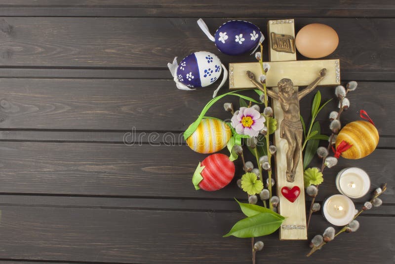 Simbolo di Christian Easter delle uova Preparazione per le celebrazioni di Pasqua Incrocio di legno con Cristo