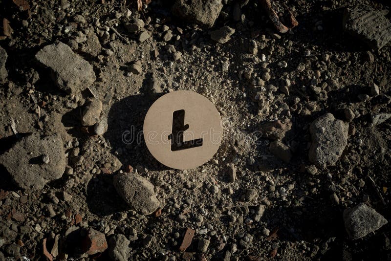 Simbolo di Litecoin su sporcizia o su detriti fotografia stock libera da diritti Simbolo di Litecoin su sporcizia o su detriti fotografia stock libera da diritti