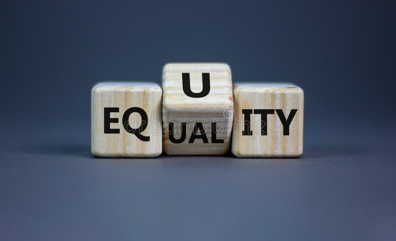 Simbolo di uguaglianza. ha trasformato un cubo e ha modificato la parola uguaglianza in equità. sfondo grigio. psicologia