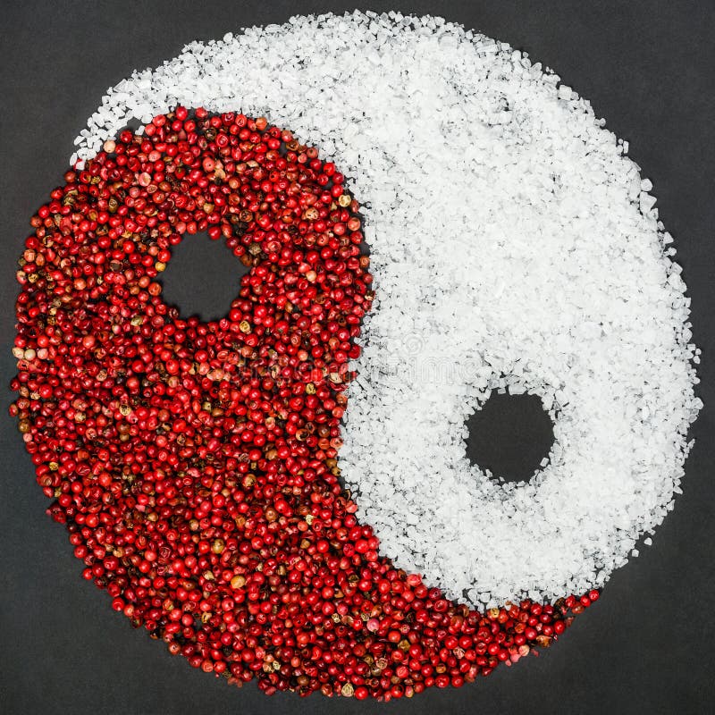 Simbolo di Yin Yang fatto da peperone e da sale fotografia stock Simbolo di Yin Yang fatto da peperone e da sale fotografia stock