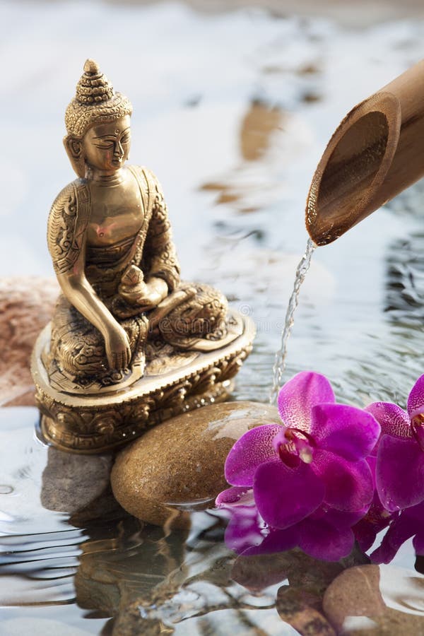 Simbolo religioso con acqua ed i fiori cadenti fotografia stock Simbolo religioso con acqua ed i fiori cadenti fotografia stock