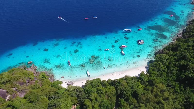 Similan-Insel-Luftstrand-Ansicht Schönes weißes Sandy Beach und blaues Wasser des freien Raumes HD-Vogelaugenansichtschuß thailan