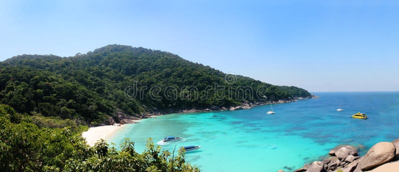Similan wyspy trzymać na dystans - Panoramiczny widok plaża od żagiel skały, Similan wysp park narodowy, Andaman morze, Tajlandia obraz royalty free Similan wyspy trzymać na dystans - Panoramiczny widok plaża od żagiel skały, Similan wysp park narodowy, Andaman morze, Tajlandia obraz royalty free