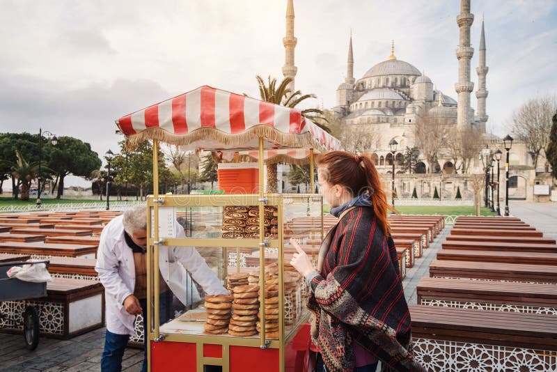 Simit turco irascibile dell'affare della donna o bagel, viaggio di Costantinopoli, Turchia fotografia stock libera da diritti Simit turco irascibile dell'affare della donna o bagel, viaggio di Costantinopoli, Turchia fotografia stock libera da diritti