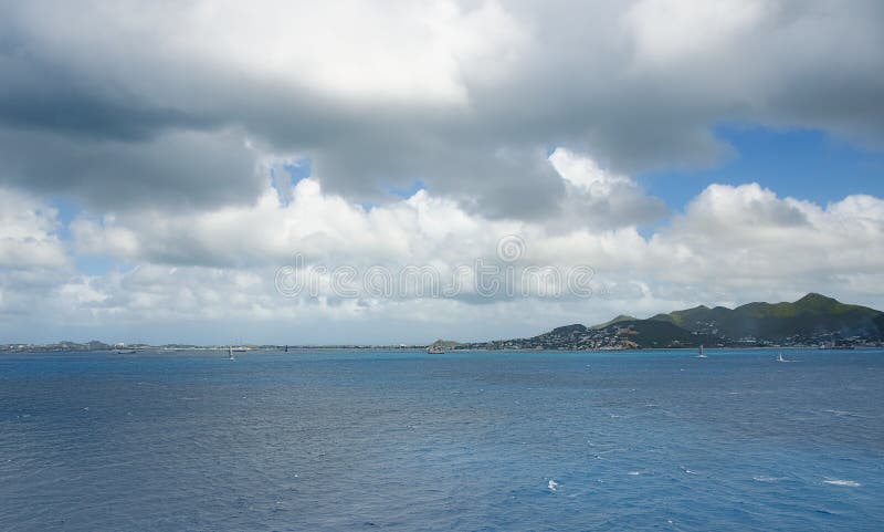 Simpson-Baai en Grote Baai - Philipsburg Sint Maarten - Caraïbisch tropisch eiland stock fotografie Simpson-Baai en Grote Baai - Philipsburg Sint Maarten - Caraïbisch tropisch eiland stock fotografie