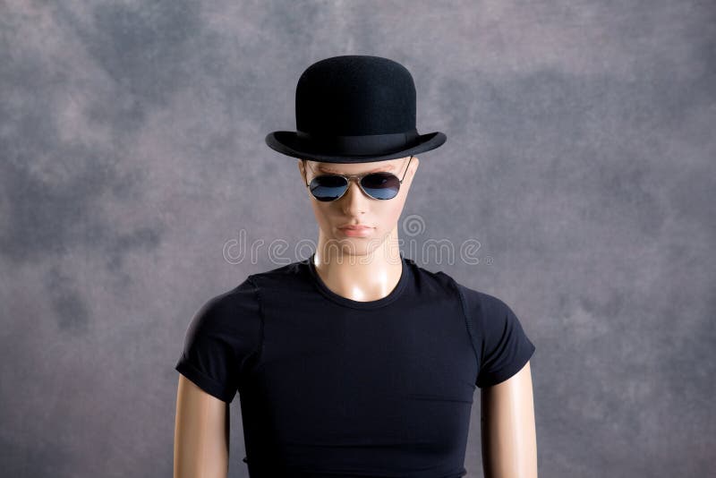 Simulacre masculin d'affichage avec les lunettes de soleil et le chapeau de lanceur photo libre de droits Simulacre masculin d'affichage avec les lunettes de soleil et le chapeau de lanceur photo libre de droits