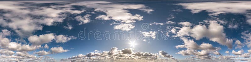 Sin fisuras hdri panorama 360 grados ángulo vista cielo azul con hermosas nubes cúmulos con cenit para su uso en gráficos 3d o jue foto de archivo libre de regalías