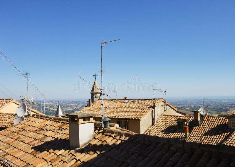 Sinaasappel betegelde daken, Republiek van San Marino, Italië stock foto's Sinaasappel betegelde daken, Republiek van San Marino, Italië stock foto's