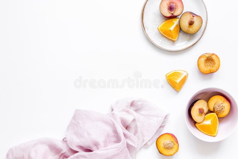 Sinaasappel en perzik de zomer zoet dessert op platen, wit achtergrond hoogste meningsmodel royalty-vrije stock afbeelding Sinaasappel en perzik de zomer zoet dessert op platen, wit achtergrond hoogste meningsmodel royalty-vrije stock afbeelding