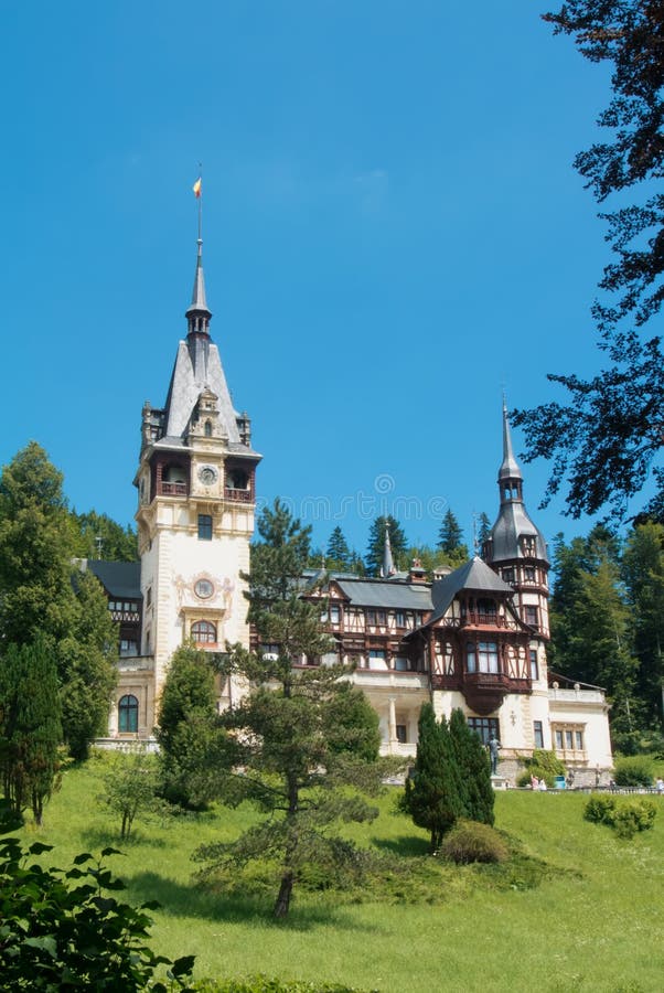 SINAIA, RUMÄNIEN - 30. JULI 2017: Eine Ansicht zu berühmtem königlichem Peles Ca stockfoto SINAIA, RUMÄNIEN - 30. JULI 2017: Eine Ansicht zu berühmtem königlichem Peles Ca stockfoto