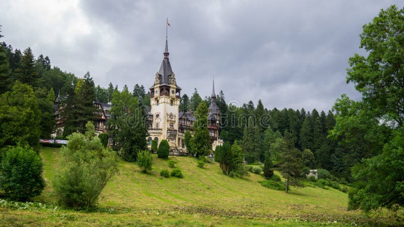 SINAIA, РУМЫНИЯ - 30-ОЕ ИЮНЯ 2018: Благоустраивайте взгляд замка Peles в дождливом дне лета стоковые изображения rf SINAIA, РУМЫНИЯ - 30-ОЕ ИЮНЯ 2018: Благоустраивайте взгляд замка Peles в дождливом дне лета стоковые изображения rf