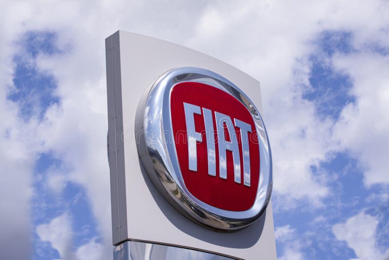 Sinal com o logotipo de automóveis de Fiat Fabbrica Italiana Automobili Torino, um tipo italiano do automóvel fotos de stock royalty free Sinal com o logotipo de automóveis de Fiat Fabbrica Italiana Automobili Torino, um tipo italiano do automóvel fotos de stock royalty free