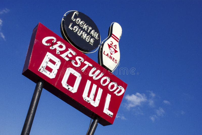 Sinal da bacia de Crestwood em St Louis Missouri United States de Route 66 foto de stock royalty free Sinal da bacia de Crestwood em St Louis Missouri United States de Route 66 foto de stock royalty free