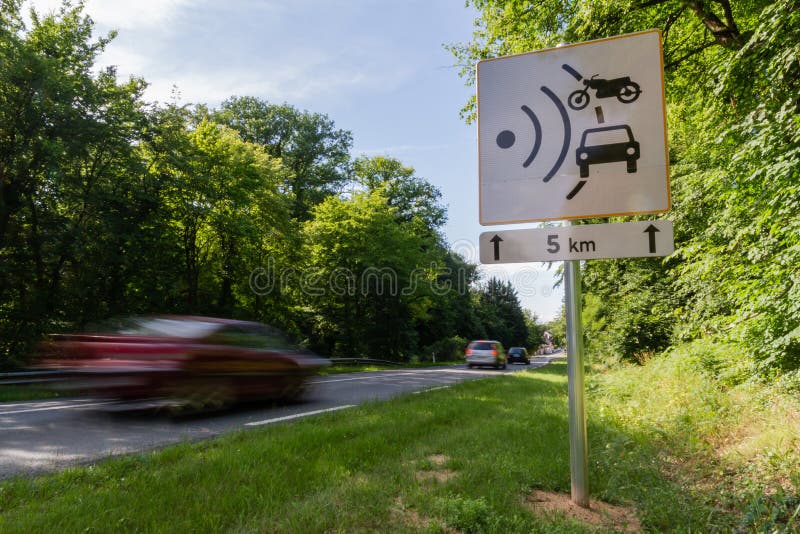 Sinal da câmera da velocidade do limite de velocidade perto da estrada ilustração do vetor Sinal da câmera da velocidade do limite de velocidade perto da estrada ilustração do vetor