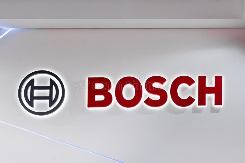 Sinal da empresa do logotipo de Bosch na parede Bosch é uma empresa multinacional alemão da engenharia e de eletrônica imagem de stock Sinal da empresa do logotipo de Bosch na parede Bosch é uma empresa multinacional alemão da engenharia e de eletrônica imagem de stock