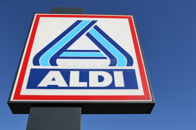 Aldi sinal contra céu azul imagem de stock
