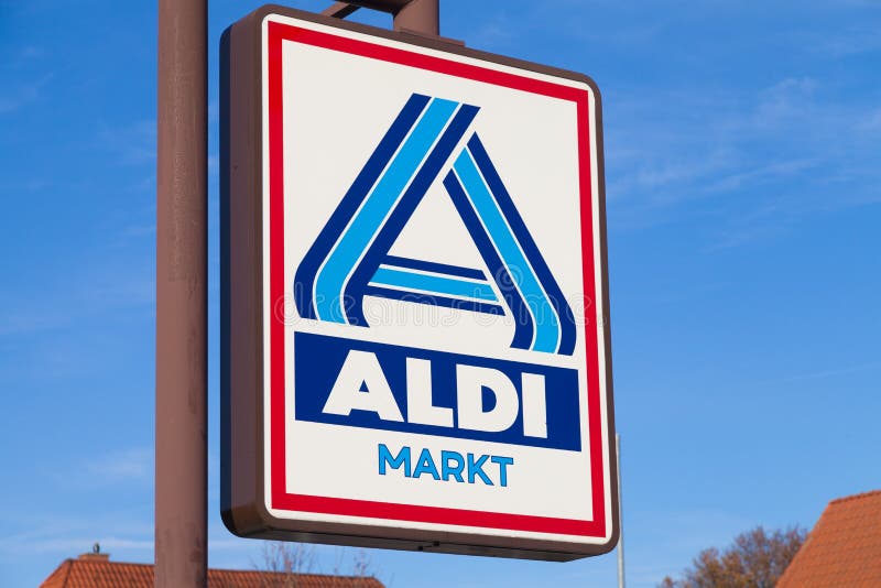 Sinal de Aldi contra o céu azul fotografia de stock royalty free