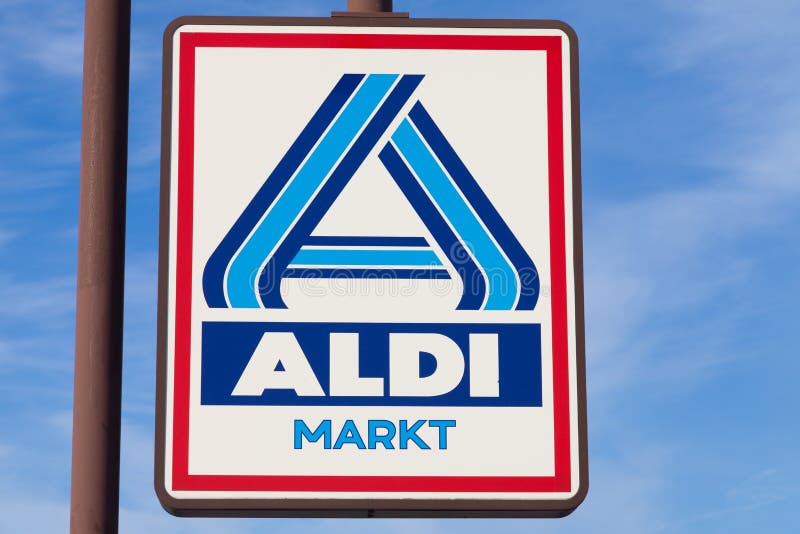 Aldi sinal contra céu azul fotografia de stock