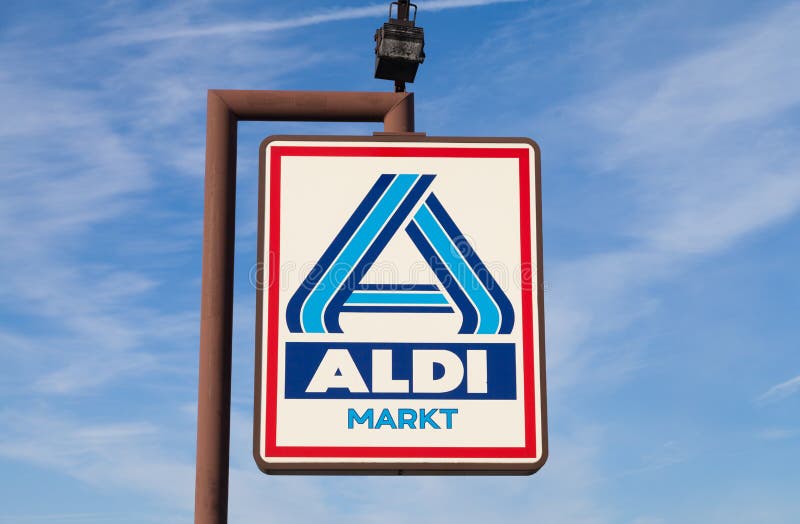 Sinal de Aldi contra o céu azul fotografia de stock royalty free