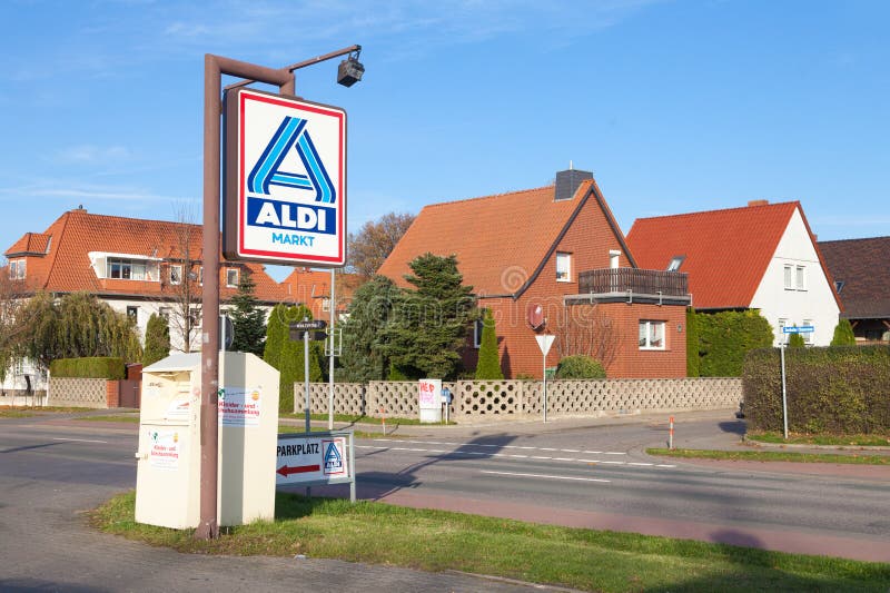Sinal de Aldi contra o céu azul foto de stock