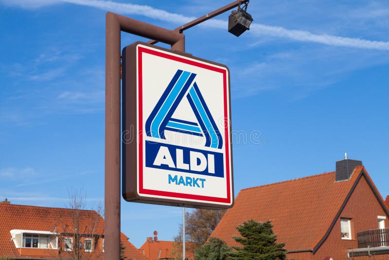 Sinal de Aldi contra o céu azul fotos de stock royalty free
