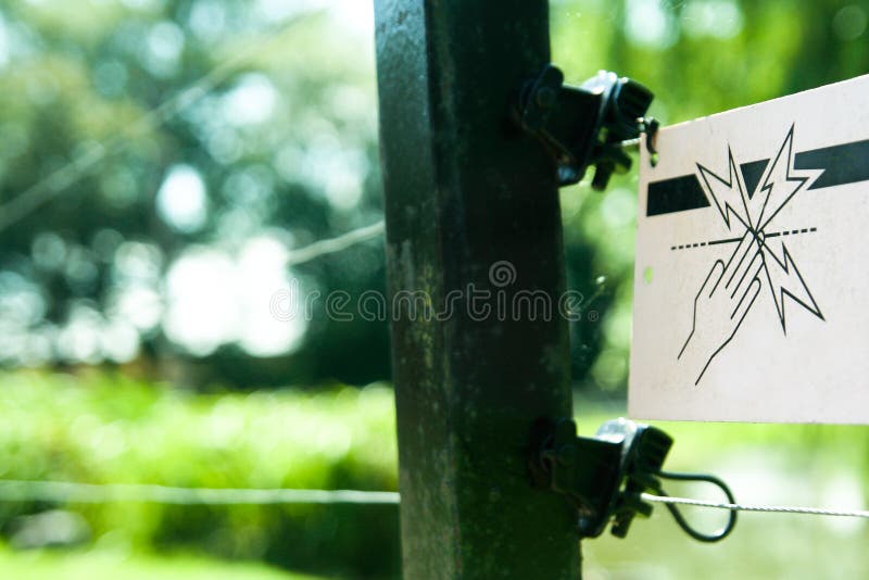 Sinal de aviso elétrico da cerca fotografia de stock Sinal de aviso elétrico da cerca fotografia de stock