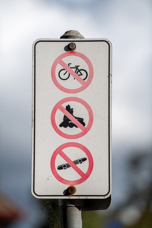 Sinal de aviso que proibe bicicletas, l?minas do rolo e placas do patim imagem de stock Sinal de aviso que proibe bicicletas, l?minas do rolo e placas do patim imagem de stock