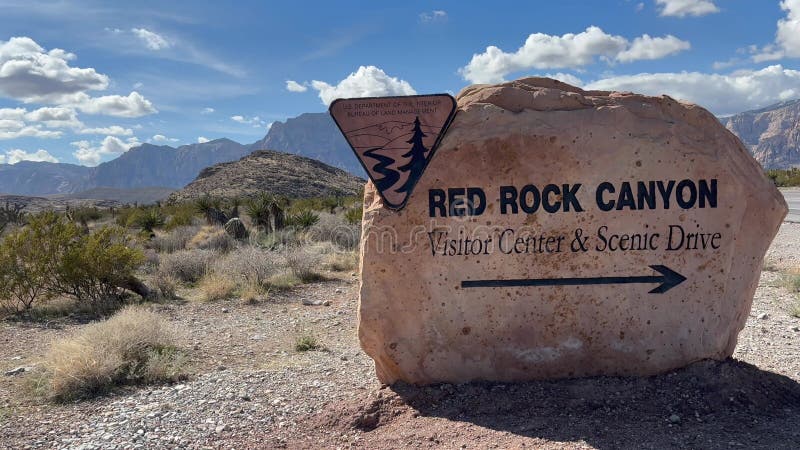 Sinal de boas-vindas ao canyon rochoso vermelho na área nacional de conservação