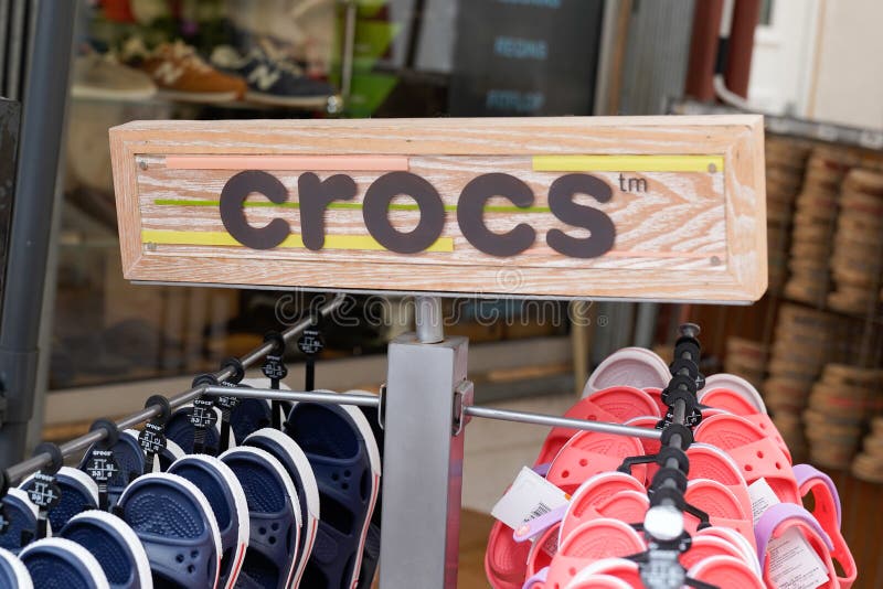 Sinal De Crocs E Marca De Logotipo Da Empresa Americana Armazena Pano De  Espuma Fabricado Foto de Stock Editorial - Imagem de espuma, projeto:  223579093