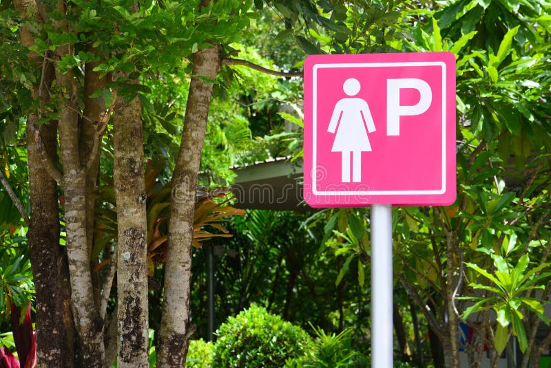 Sinal de estacionamento de senhoras rosa no fundo da natureza, espaço de cópia imagem de stock Sinal de estacionamento de senhoras rosa no fundo da natureza, espaço de cópia imagem de stock