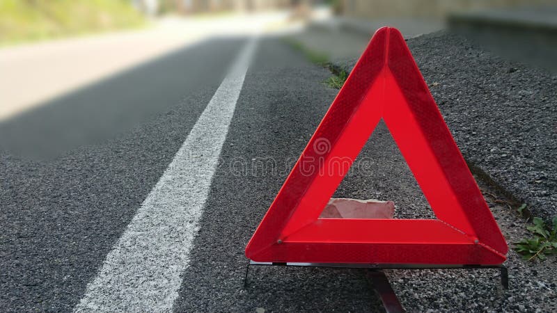 Sinal de estrada de advertência do perigo
